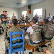Policiais militares observando instrutor