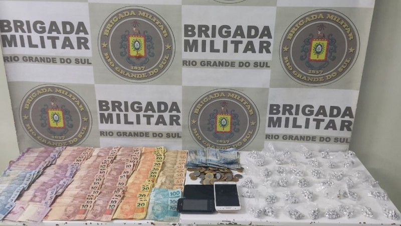 Com o grupo foram apreendidas mais de mil pedras de crack e a quantia de R$ 3.610,70.