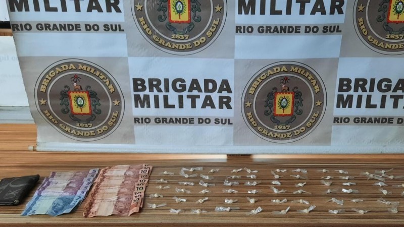 porções de drogas e dinheiro