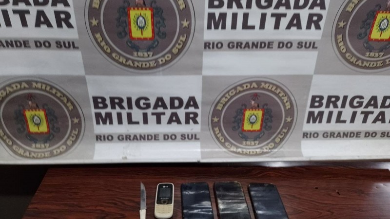 celulares e uma faca de serra
