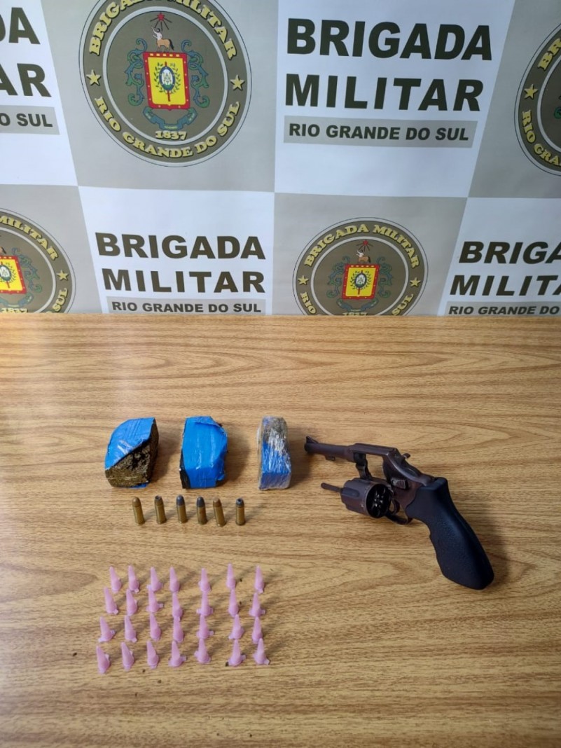 Apreensão de drogas e arma 15º BPM
