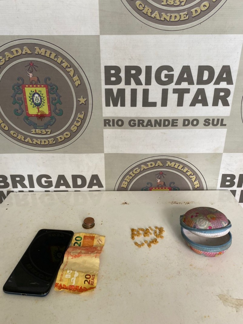 Com o homem de 48 anos foram localizadas 40 pedras de crack, um telefone celular e a quantia de R$ 22,00.