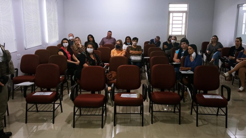 Capitão Rafael palestrando a frente das professoras.