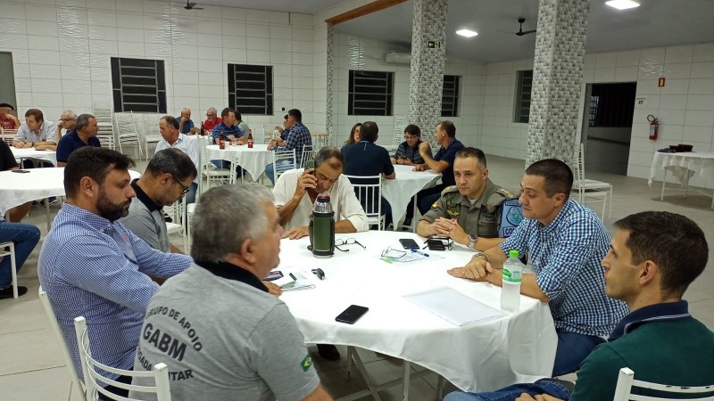 O Comandante Regional, em uma mesa com oficiais da instituição e associados do grupo de apoio a Brigada Militar