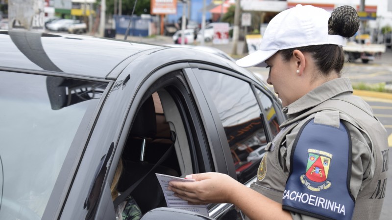 Durante a “Operação Marias”, os policiais militares realizaram barreiras preventivas com entregas de folder’s.
