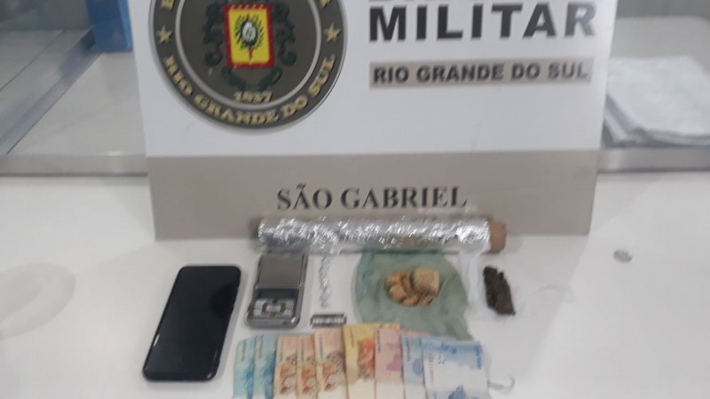 dinheiro, drogas e balança de precisão