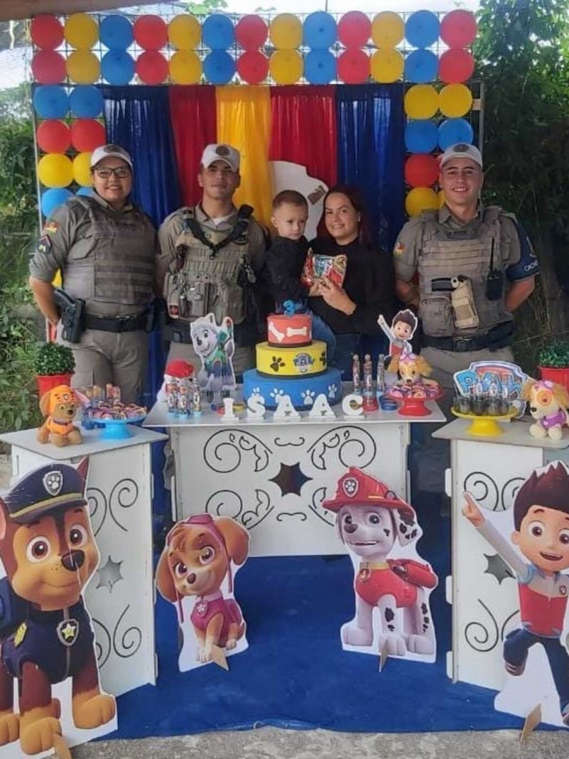 O pequeno, que sonha em se tornar policial militar, foi surpreendido pelos PM's durante sua festa de aniversário de 03 anos.