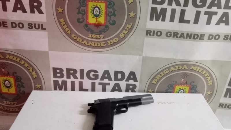 Com o homem foi apreendido um simulacro de arma de fogo utilizado para cometer o crime.