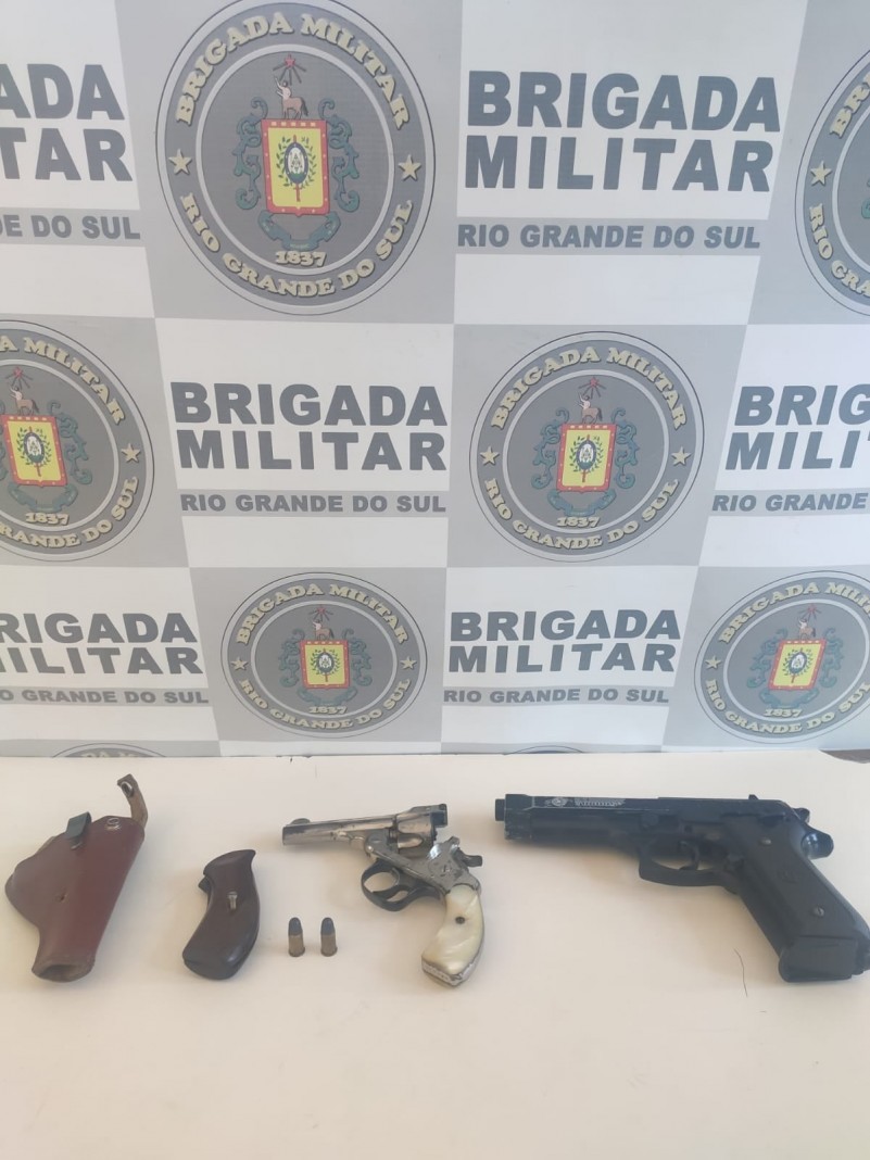 BM de Cachoeira do Sul apreende arma de fogo e simulacro de pistola