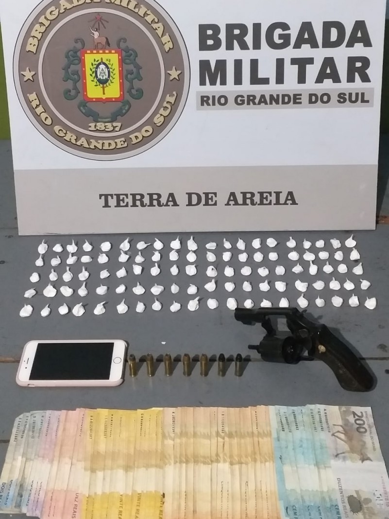 QUATRO PESSOAS SÃO PRESAS PELA BM COM DROGAS E ARMA EM TERRA DE AREIA