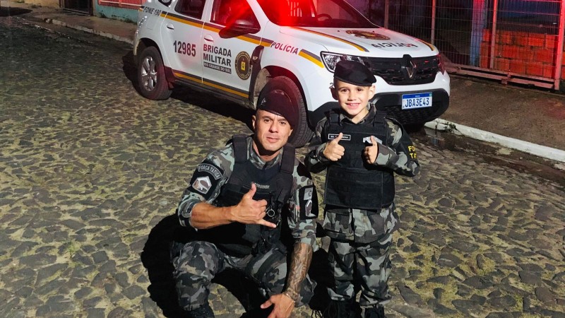 Super f&atilde; da For&ccedil;a T&aacute;tica do 2&deg; BPAT recebe surpresa de anivers&aacute;rio 