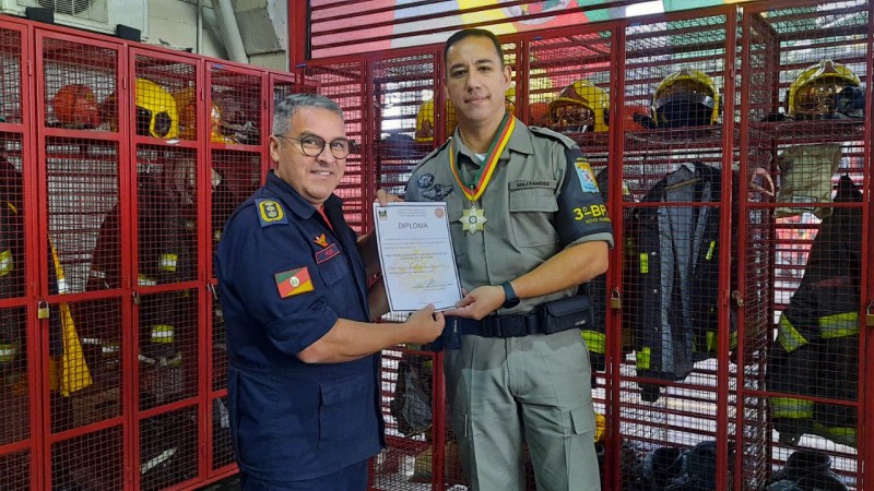 Major Famoso recebendo Comenda