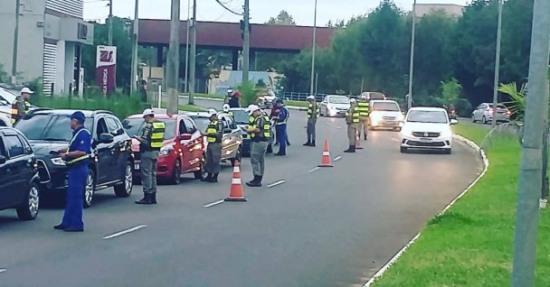 Policiais e fiscais de trânsito abordando veículos