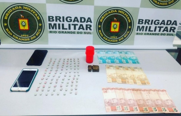 Drogas, dinheiro e celulares apreendidos