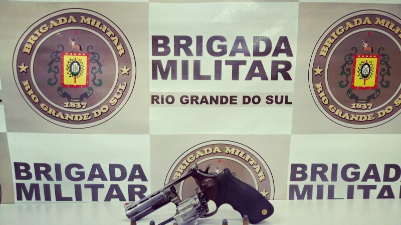 Revolver calibre 38 e munições apreendidas
