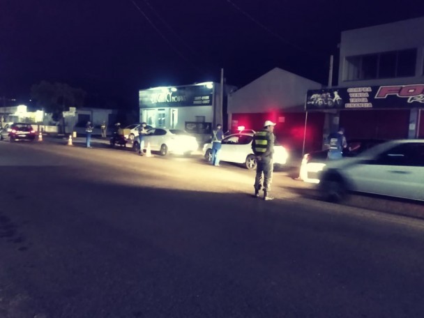Policiais e Fiscais de trânsito em fiscalização