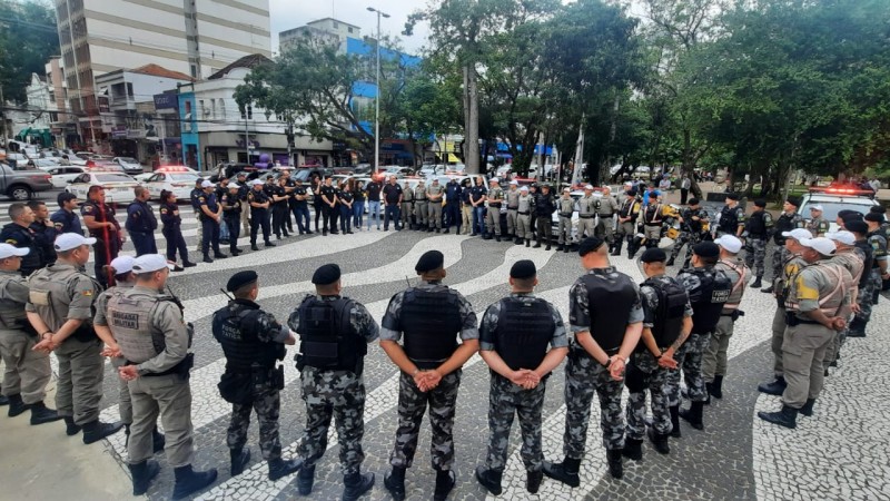 Policiais lançando a operação