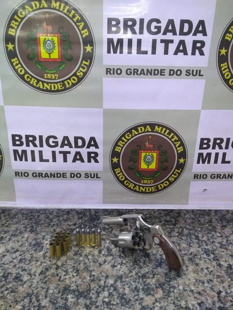 Brigada Militar prende por porte ilegal de arma de fogo em Santo Ângelo.