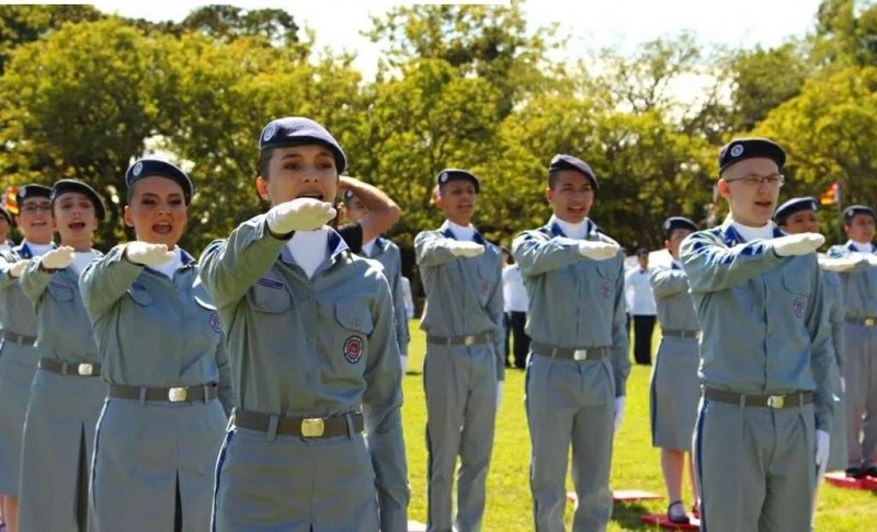 Colégio Tiradentes da Brigada Militar realiza solenidade de entrega de boinas para os novos alunos do 1° ano