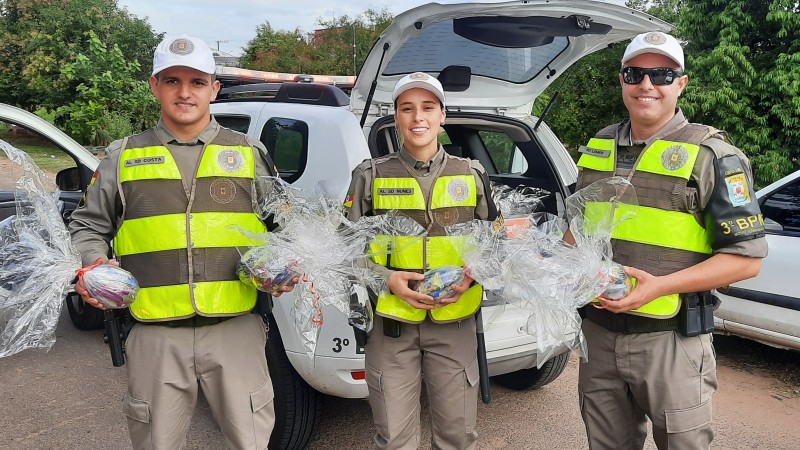 Policiais com os chocolates a serem entregues