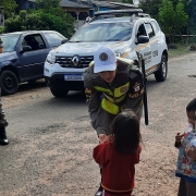 Policiais entregando os doces