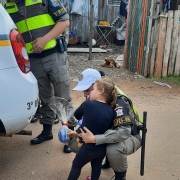 Policiais entregando os chocolates 