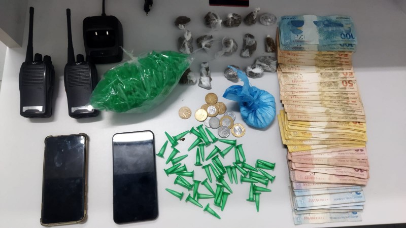Material. dinheiro e drogas apreendidos