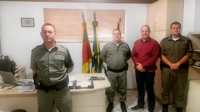 policiais militares reunidos com o Presidente da ACISA
