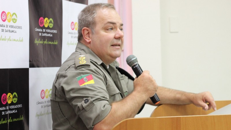 Comandante do 32º BPM falando na Sessão da Câmara de Vereadores de Sapiranga