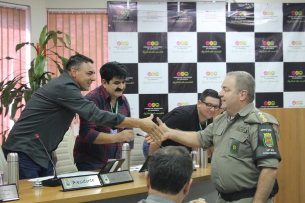 Comandante cumprimentando Presidente da Câmara de Vereadores de Sapiranga