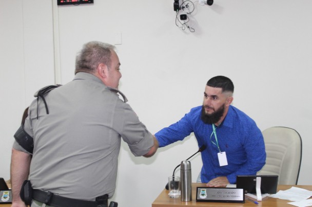 Comandante cumprimentando Vereador na Câmara de Vereadores de Sapiranga