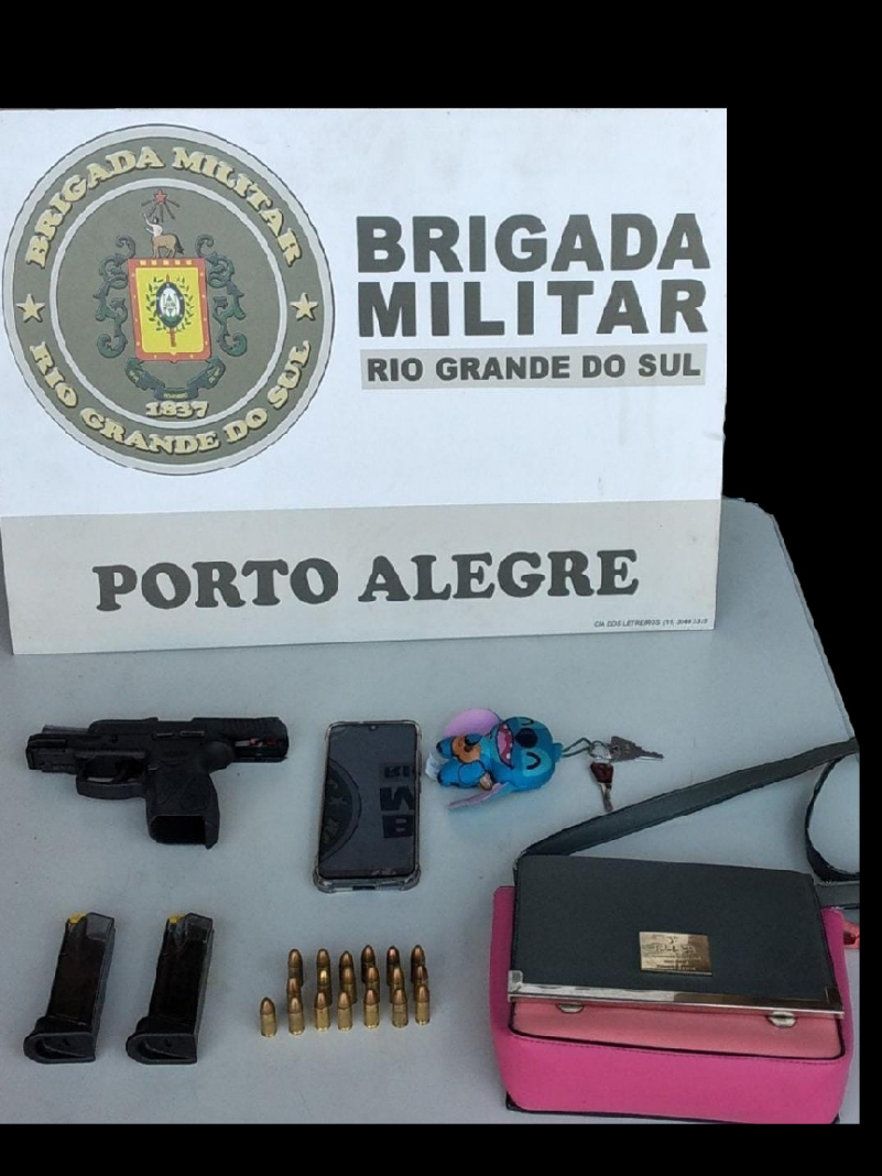 Arma de Fogo apreendida na ocorrência, junto com os demais materiais.