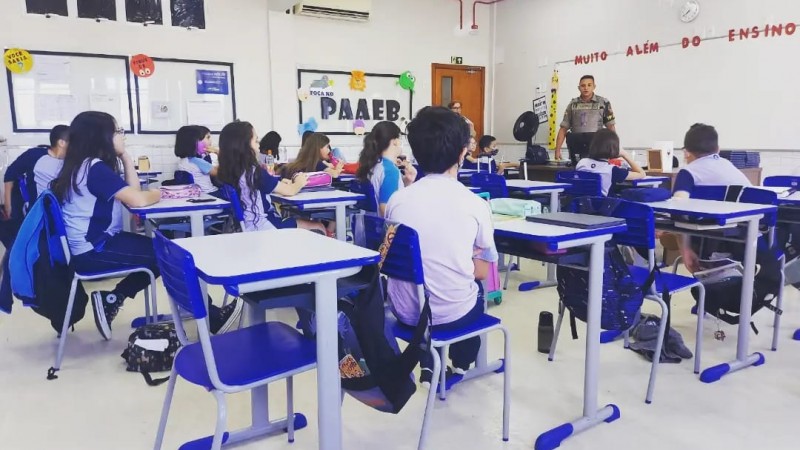 Policial Militar ministrando palestra do PROERD