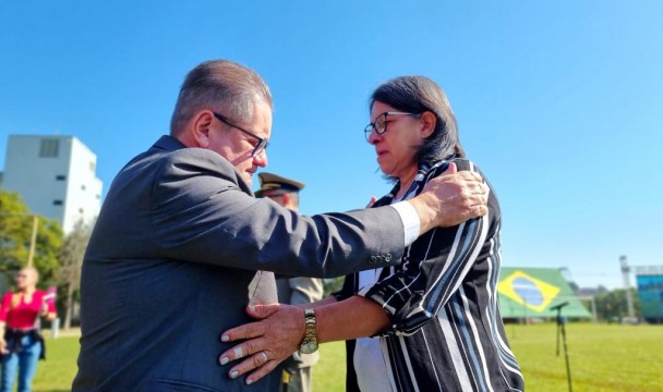 A mãe do Sd Aramburú, policial que tombou em serviço em março deste ano, recebeu uma medalha em memória do militar.