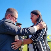A mãe do Sd Aramburú, policial que tombou em serviço em março deste ano, recebeu uma medalha em memória do militar.
