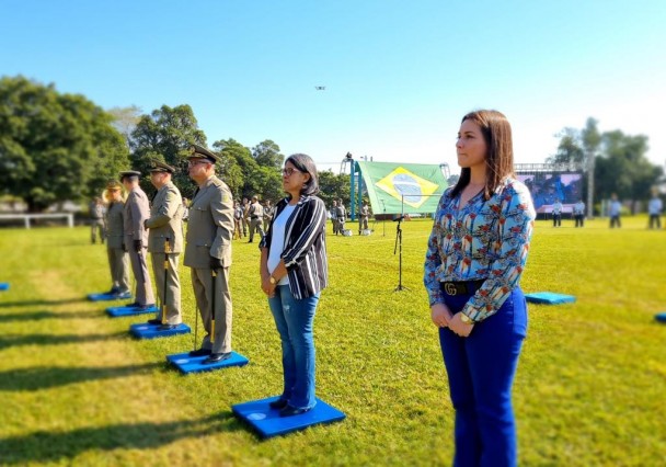 Mãe e esposa do Sd Aramburú, policial que tombou em serviço em março deste ano, receberam uma medalha em memória do militar.
