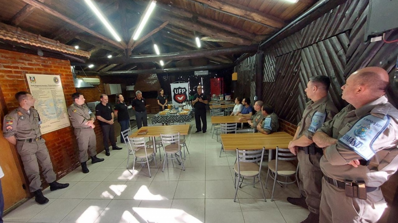 Policiais recebem visita em 19 de abril