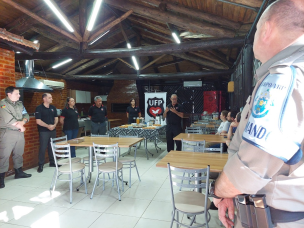 Policiais recebem visita em 19 de abril