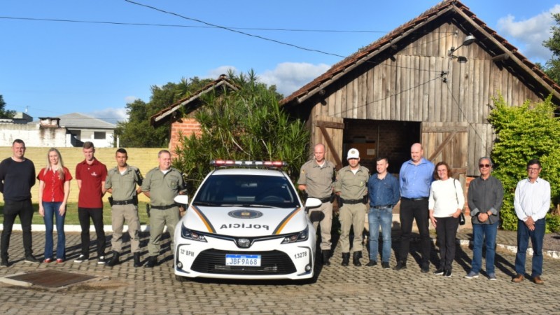 militares e civis junto a uma viatura