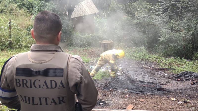 Foi necessário acionar os Bombeiros para conter o fogo colocado nos fios