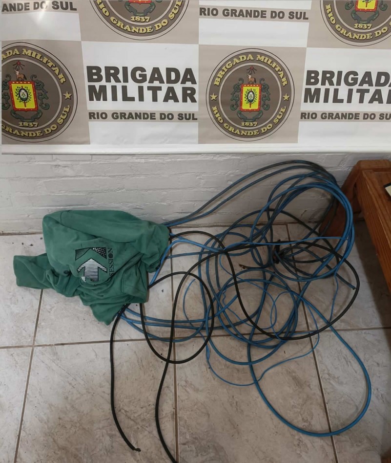 Autor estava com o material em um blusão