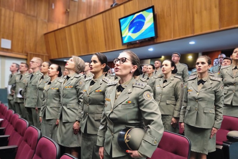 Pioneirismo na Cavalaria da Brigada Militar: Duas policiais militares  femininas concluem curso de especialização fora do Estado - Brigada Militar