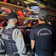 Policiais em fiscalização 