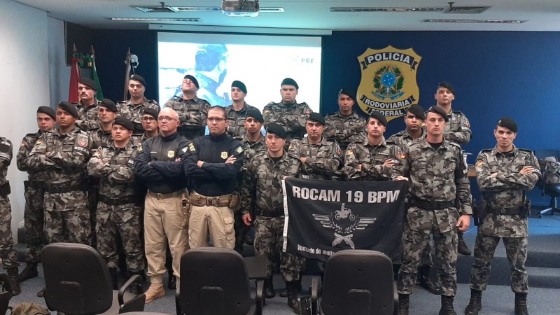 Foto de policiais militares do 19 bpm recebendo Instrução da PRF
