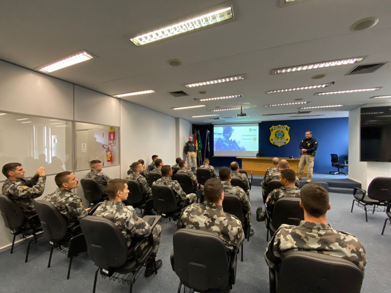 Foto de policiais militares do 19º BPM junto a agentes da PRF após instrução