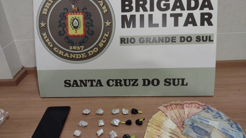 BM de Santa Cruz do Sul, na madrugada de segunda-feira (16/5), às 2h50, prendeu um homem de 24 anos por tráfico de drogas, no bairro Bom Jesus.