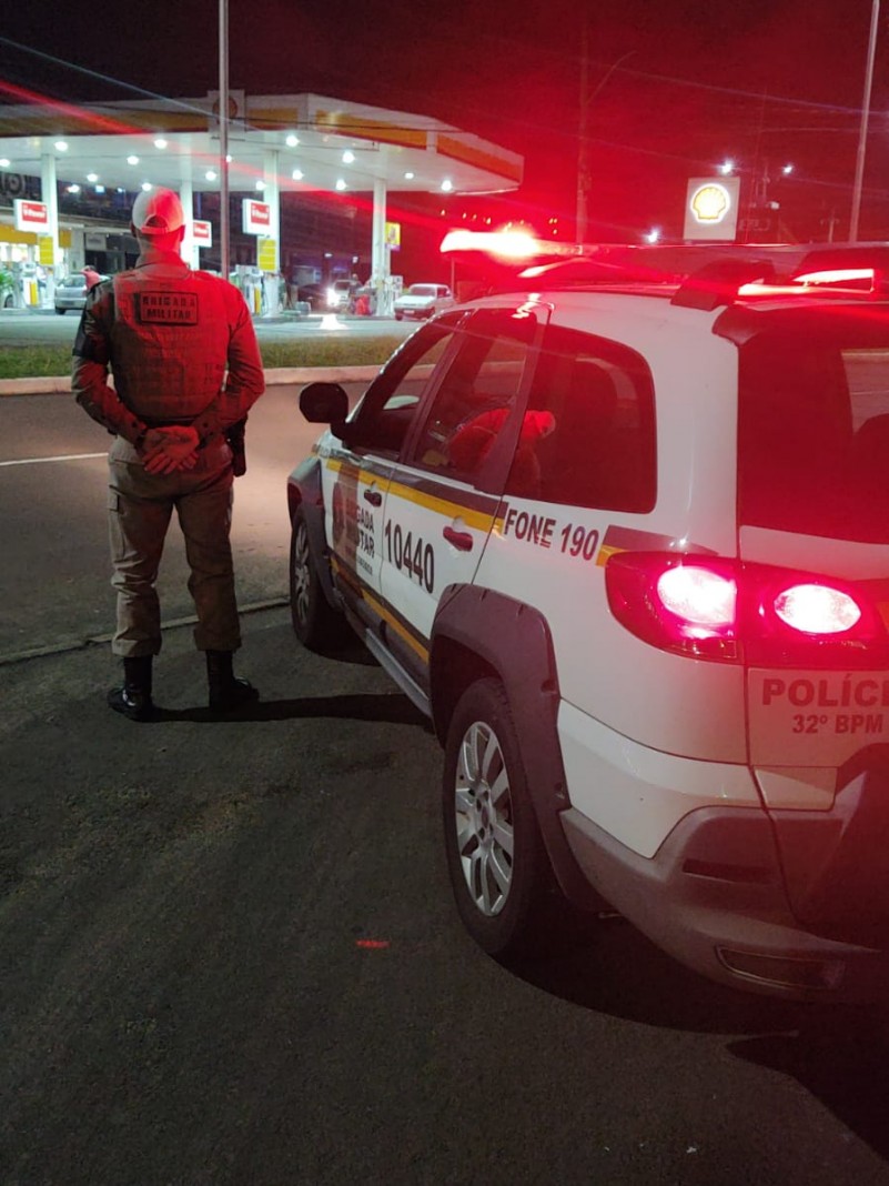 viatura e policial na via pública