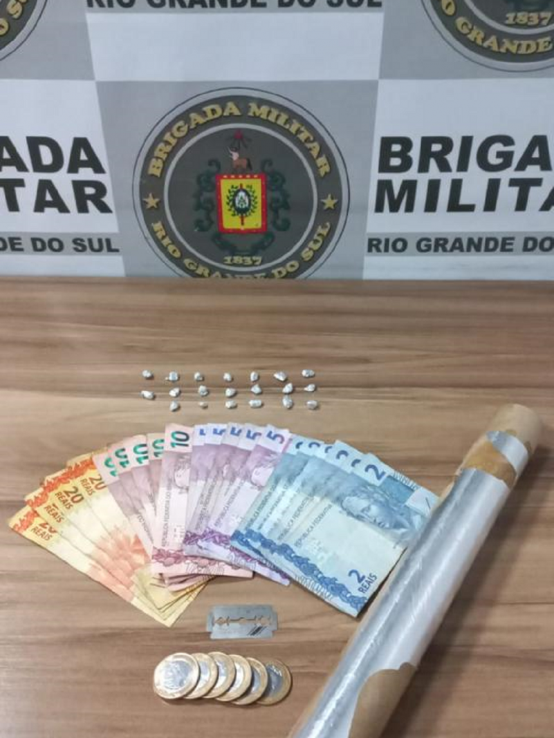 BM Venâncio Aires, na madrugada de quinta-feira (19/5), à 1h30, realizou a prisão de um homem de 21 anos, por tráfico de drogas, no bairro Gressler.