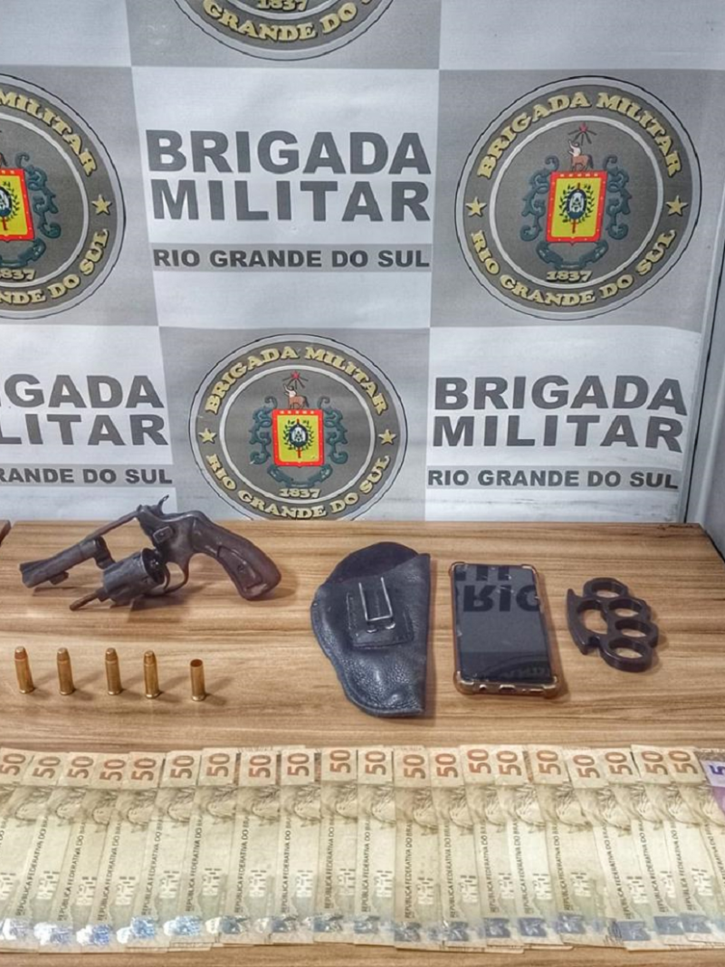 A Brigada Militar, através 23º BPM, na madrugada de domingo (22/5), às 3h35, prendeu dois homens de 27 e 33 anos, por porte ilegal de arma de fogo, na área central do município de Venâncio Aires.