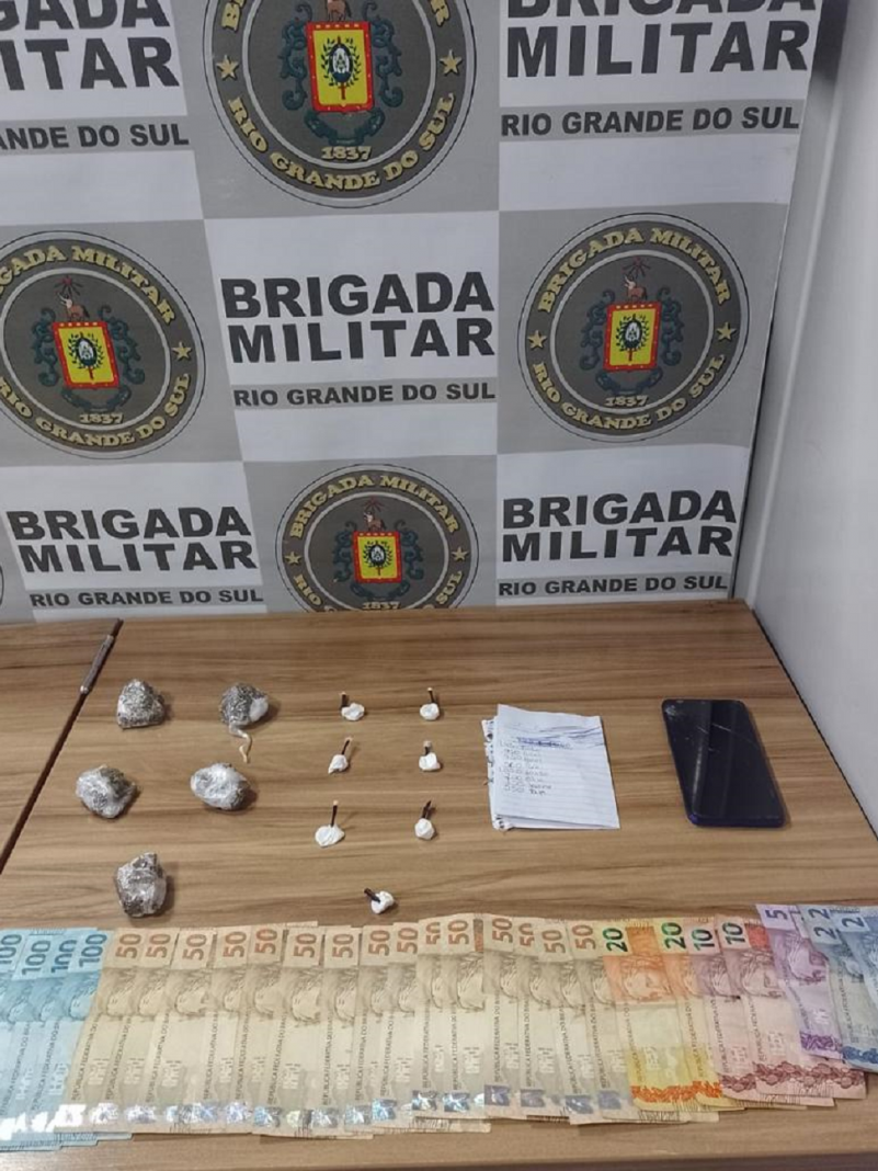 BM de Venâncio Aires, na noite de segunda-feira (23/5), às 23h30, prendeu um homem de 28 anos pelo crime de tráfico de drogas, no bairro Gressler.